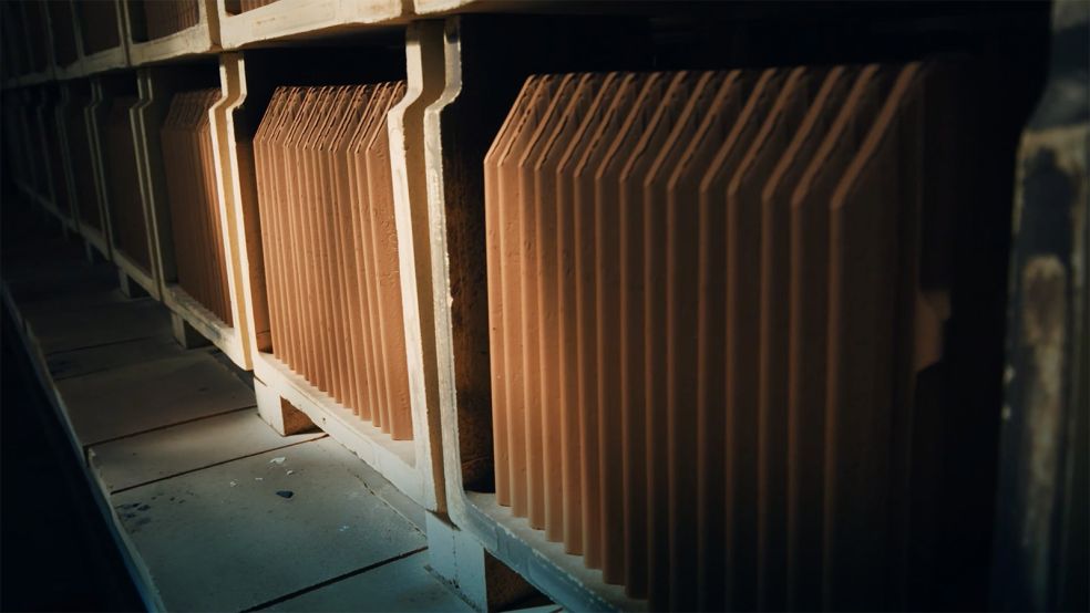 Brenning ved opptil 1050 grader gir ekstremt sterke og holdbare stein som kan klare det barske skandinaviske klimaet.